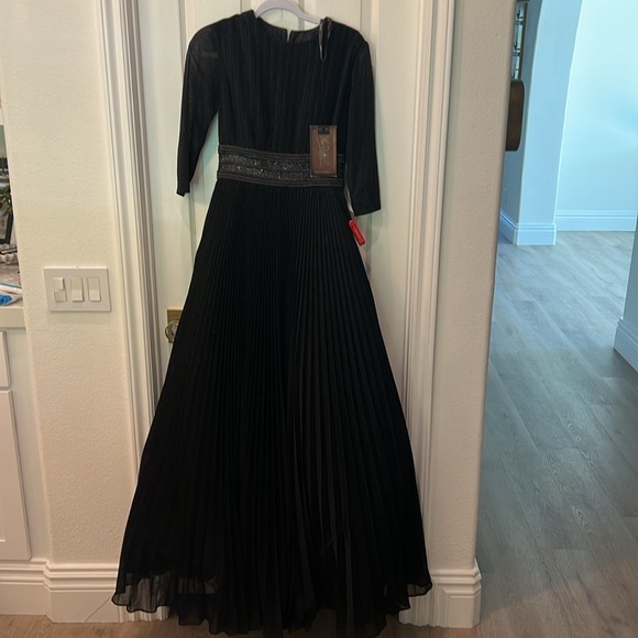 Mac Duggal 30700 Black Shimmering Pleated A-line 3/4 Sleeve Full Length Gown 4 - Picture 7 of 11